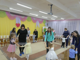 День матери в детском саду День матери в детском саду.